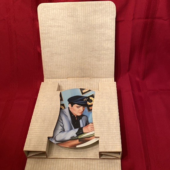 Elvis Presley: Looking at a Legend Delphi Collector Plate - 8 1/2” - Picture 7 of 7